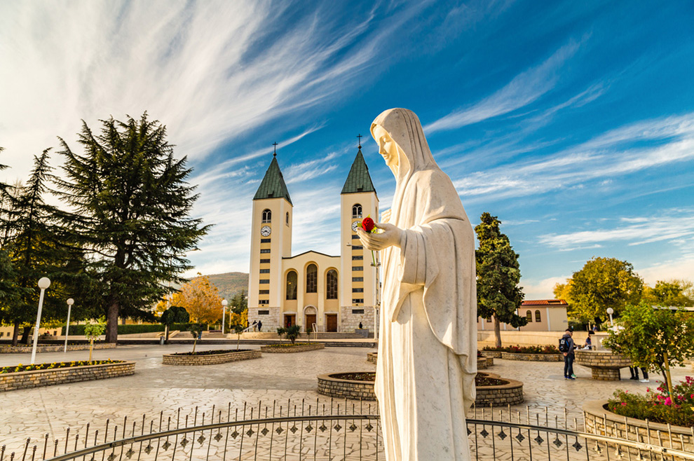 pozivamo-hodocasce-u-medjugorje-za-mladice-i-djevojke-koji-zele-sklopiti-krscanski-sakrament-zenidbe-book-evangelizacija-990x658.jpg